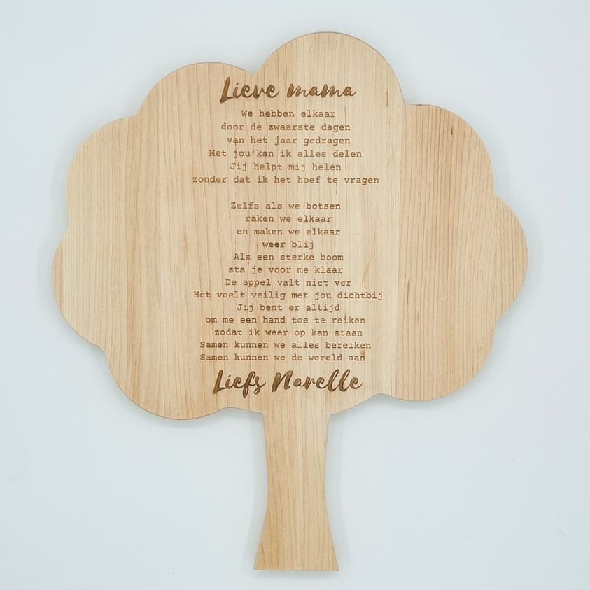 Gedicht op maat op hout in de vorm van een boom
