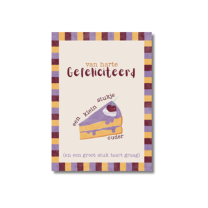 Verjaardagskaart met een taart en de tekst: Van harte gefeliciteerd Een klein stukje ouder (en een groot stuk taart graag)
